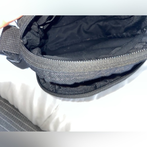 Black Nike crossbody bag - Picture 3 of 4